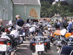 Motorräder vor dem Stand von Franz Moser